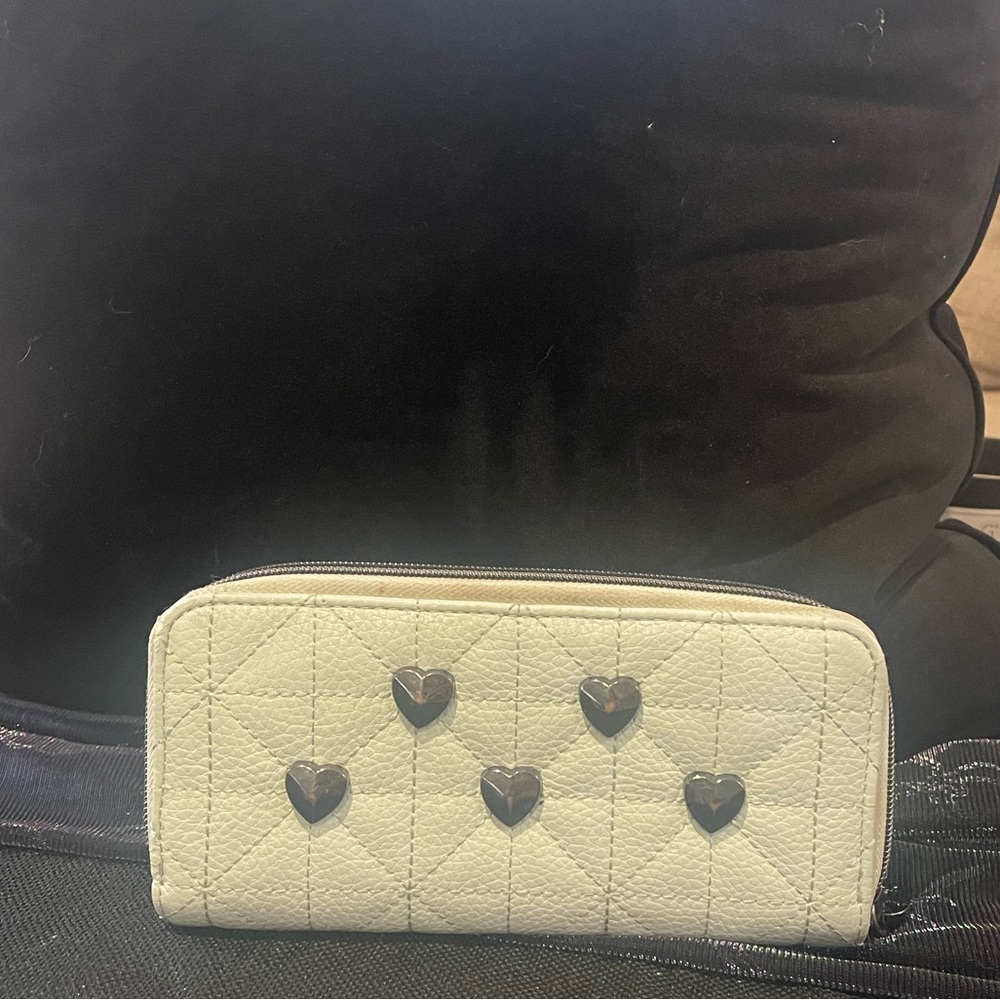 Betsey Johnson Zipper Wallet. Mint Green.